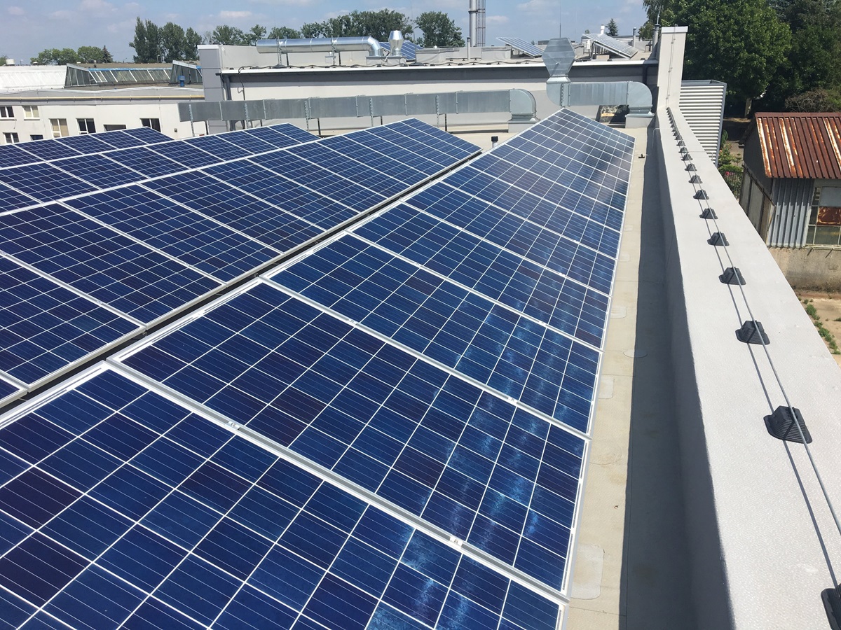 Jak zamontować panele słoneczne na dachu płaskim? 