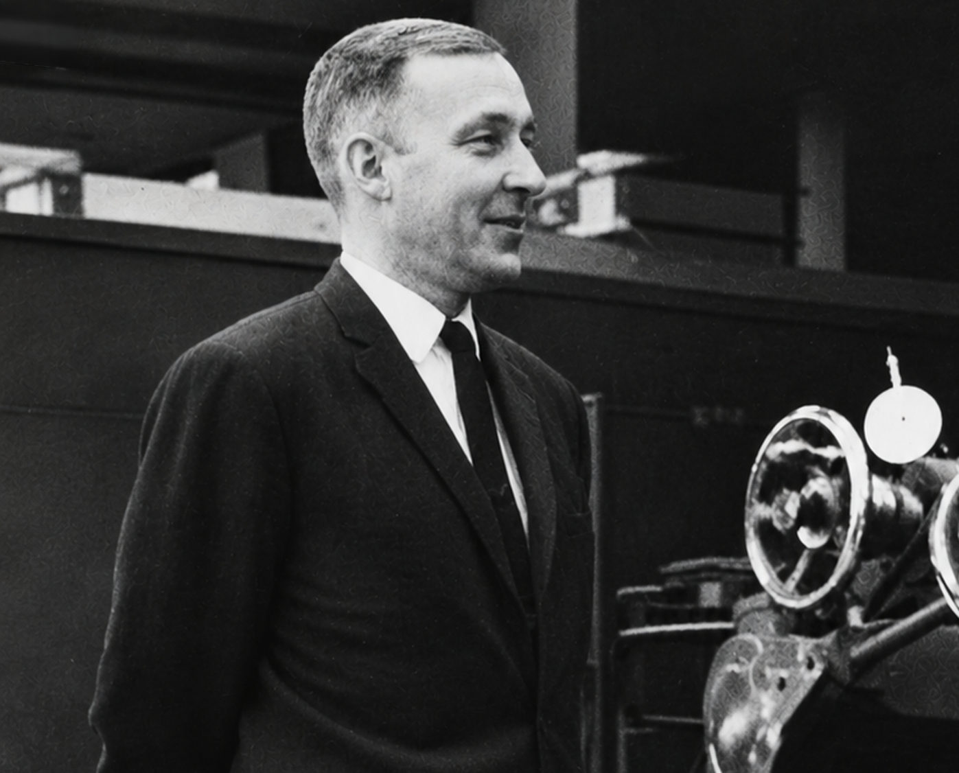 Haakon Ameln podczas otwarcia fabryki w Nesbyen w 1971 roku, jako kierownik działu tworzyw sztucznych.