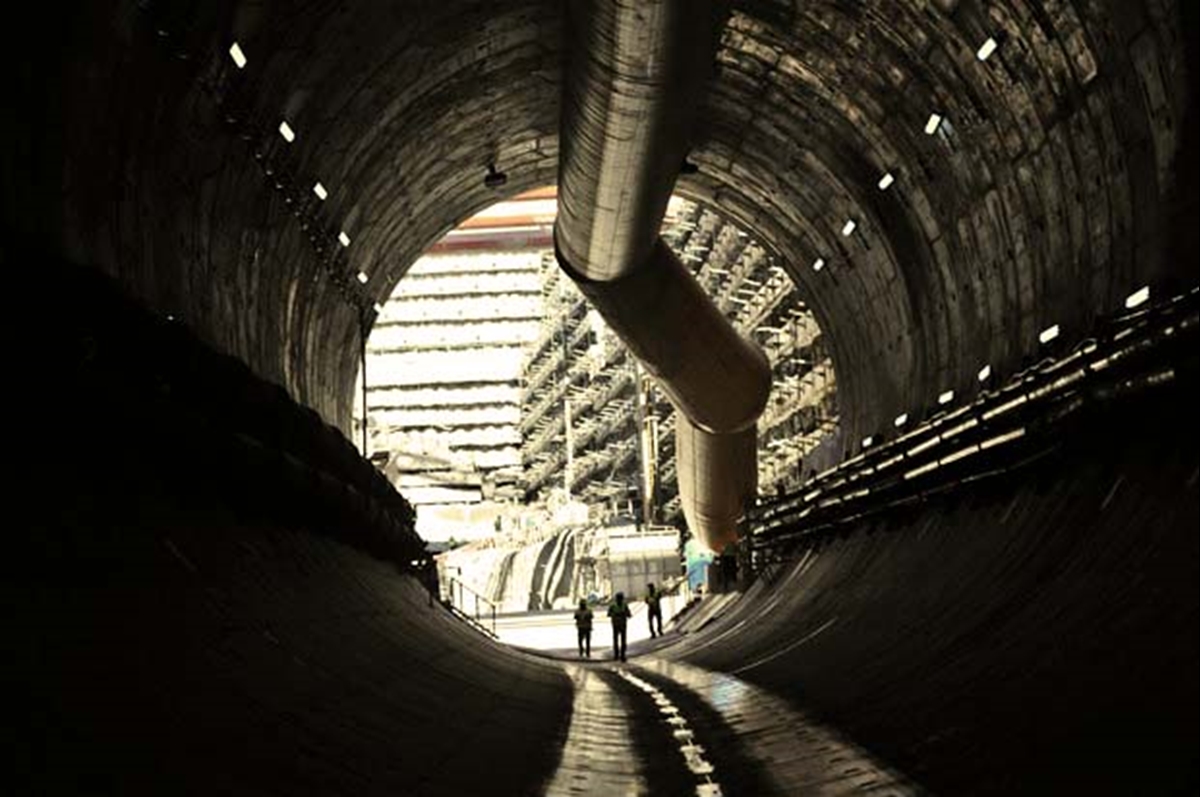 120,000 cars and light vehicles are expected to travel through the tunnel each day.
